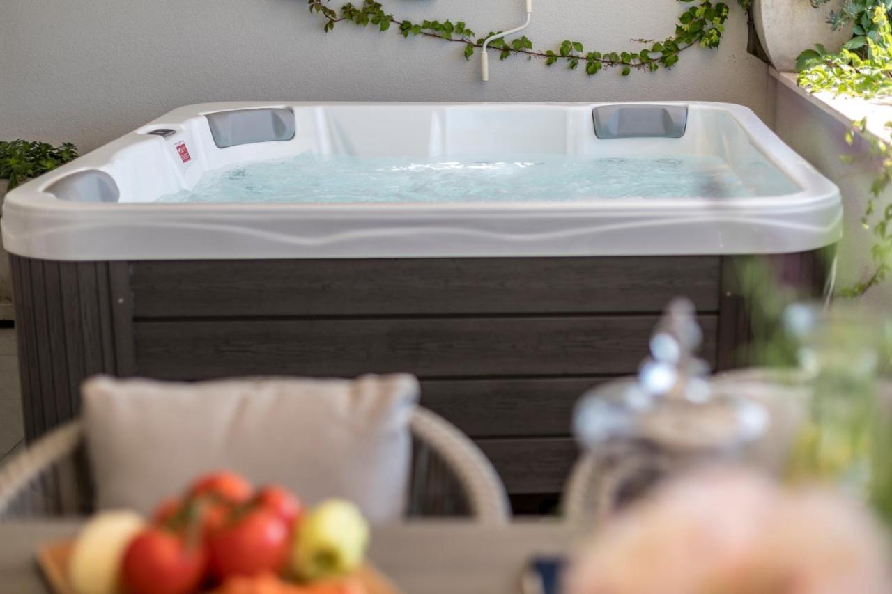 Velebis Superior Apartment - Luxurious One-Room Apartment With Jacuzzi - Prestigious Location By The Sea In The New City Center Of Znjan - Panoramic View Of The Sea And Islands - Free Garage Parking - Buralux Properties Spalato Esterno foto